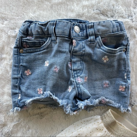 Bundle of 2 Shorts  and 1 Skirt for a 3T old Girl - Picture 2 of 13